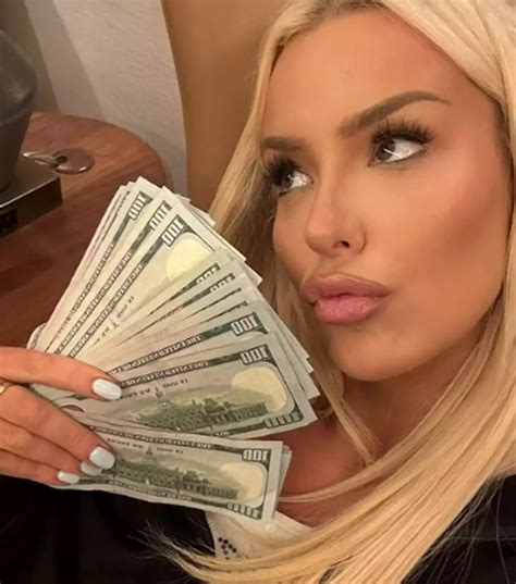 YouTuber Tana Mongeau shared photo of OnlyFans earnings to。